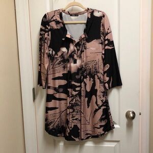 Women's Black and Taupe Abstract Leaf Pattern Tunic Top